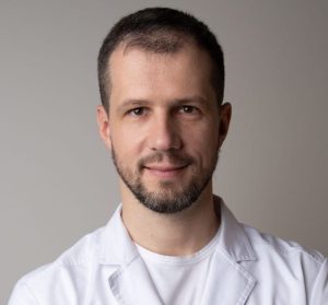 Грачев Василий Игоревич | Врач рентгенолог, главный врач и владелец сети независимых рентгенодиагностических лабораториях 3ДЛаб. Ведущий эксперт рентгенолог проекта Diagnocat, по разработке искусственного интеллекта для интерпретации КЛКТ в стоматологии. Член Международной и Европейской Академии челюстно-лицевой рентгенологии (IADMFR/EADMFR).